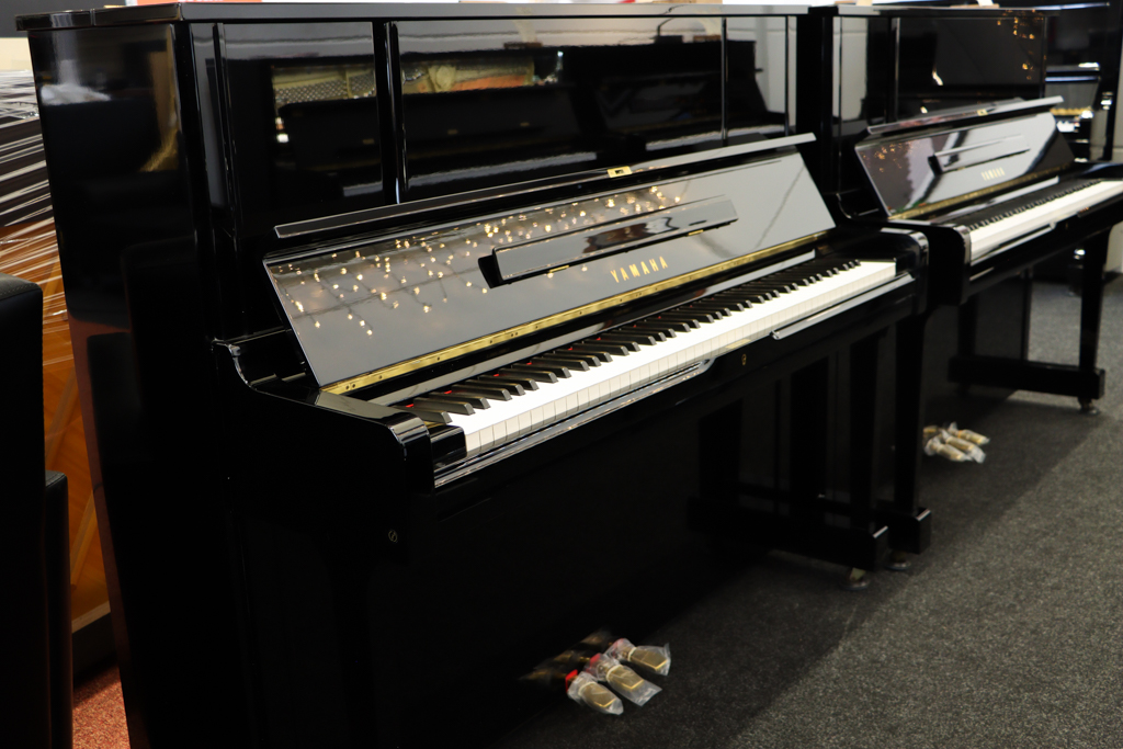 Yamaha UX1 piano 3856934