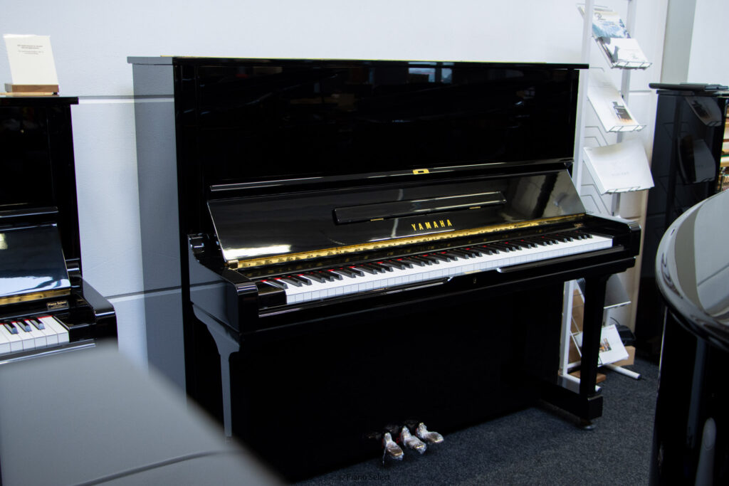 Yamaha U3 (U3H) piano