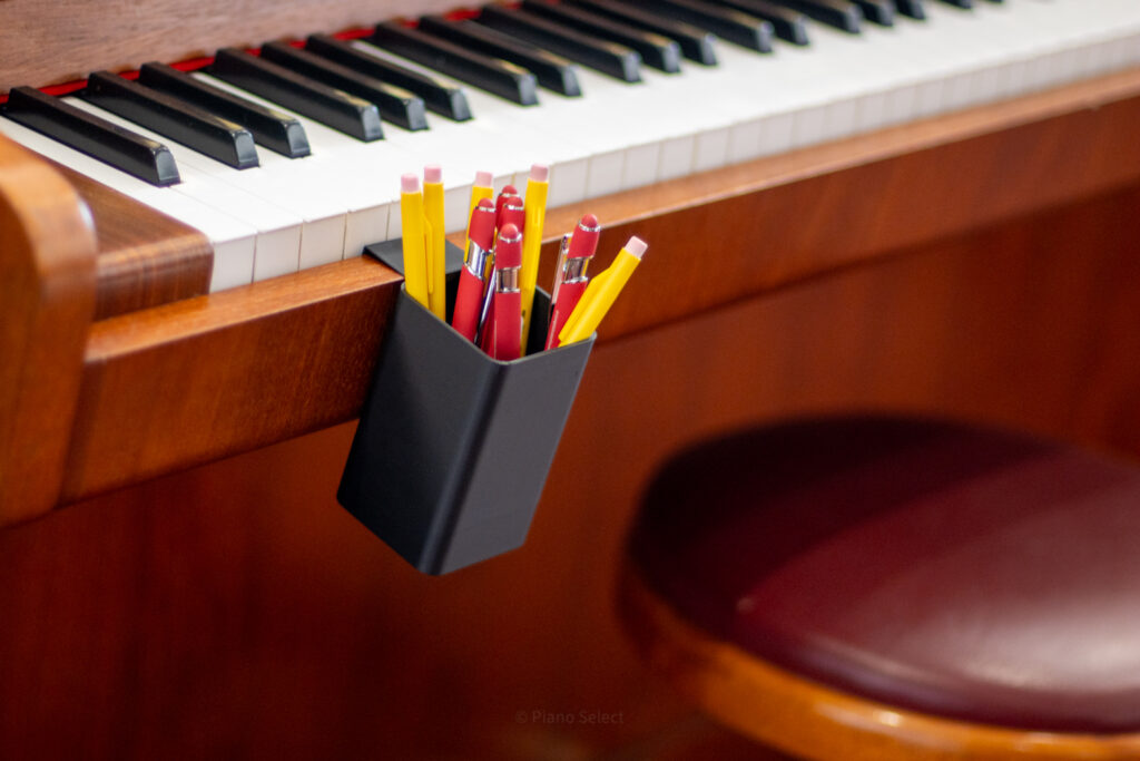 Pennenbak aan piano
