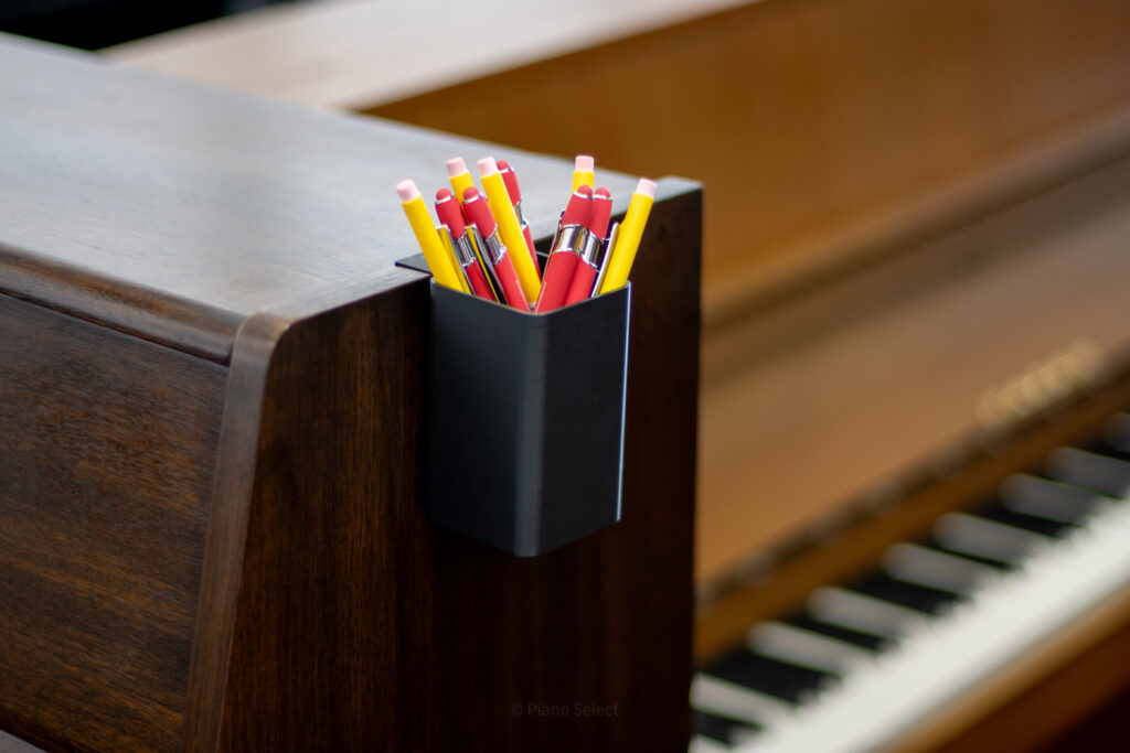Pennenbak aan piano
