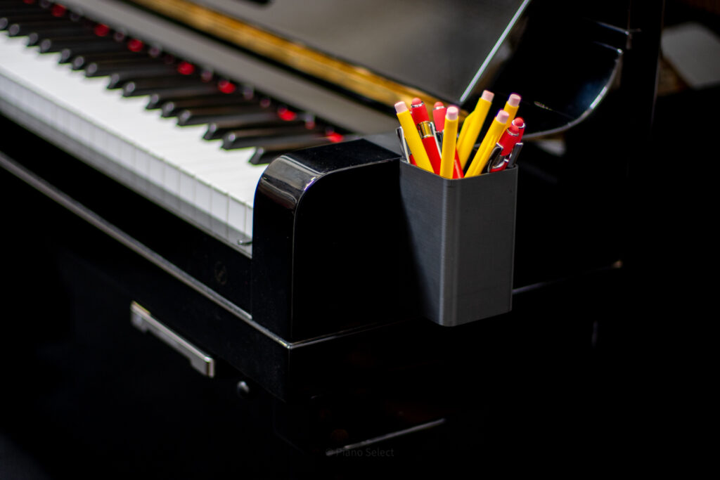 Pennenbak aan piano