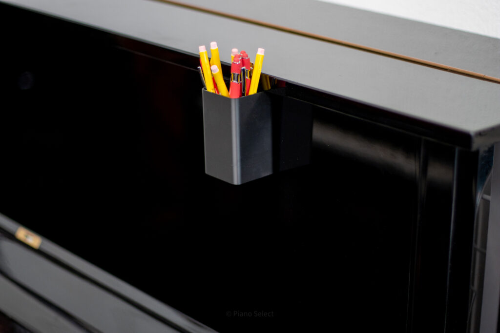 Pennenbak aan piano